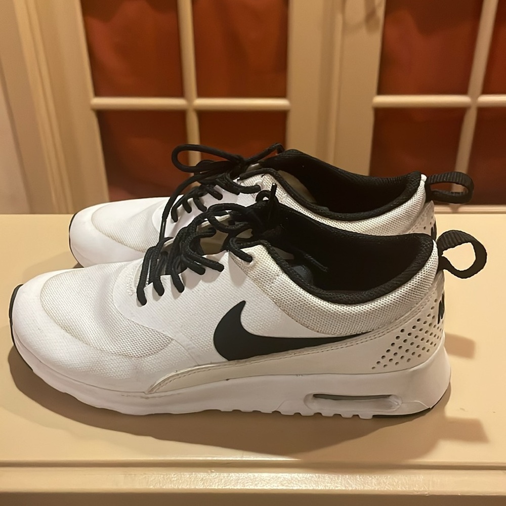 White Nike sneakers with black details. Air max Thea. Size 6